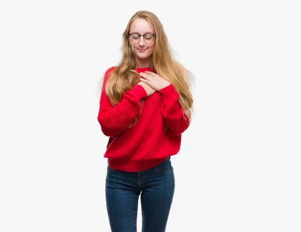 Nastolatek Blondynka Kobieta Ubrana Czerwonym Swetrze Uśmiecha Się Rąk Klatce — Zdjęcie stockowe
