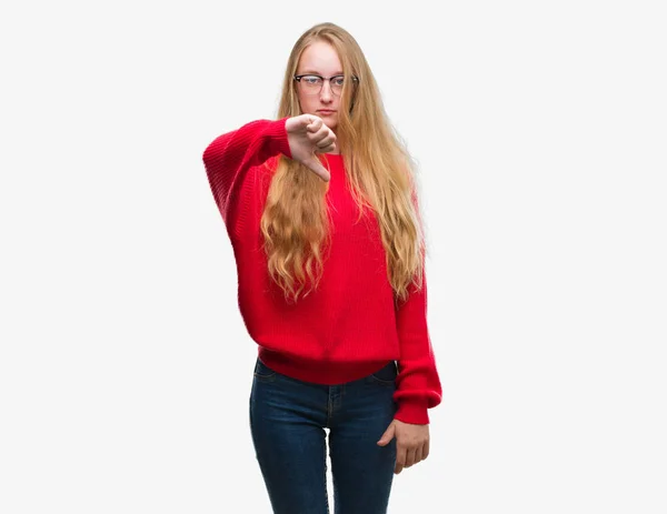 Die Blonde Teenagerin Roten Pullover Sieht Unglücklich Und Wütend Aus — Stockfoto