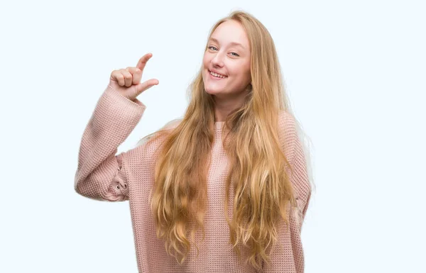 Bionda Adolescente Donna Indossa Maglione Rosa Sorridente Fiducioso Gesticolando Con — Foto Stock