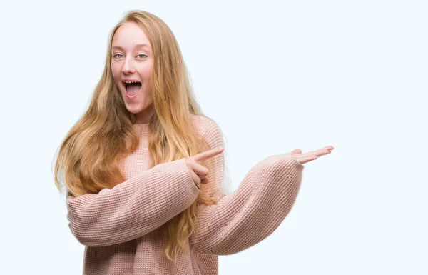 Blonde Teenager Woman Wearing Pink Sweater Amazed Smiling Camera While — Stock Photo, Image