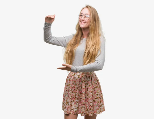 ジェスチャーで示す大きな手と大きなサイズ記号メジャー シンボル花スカートをはいている金髪 代女性 カメラを見て笑っています 測定概念 — ストック写真
