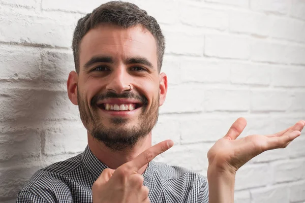 Joven Hombre Adulto Pie Sobre Pared Ladrillo Blanco Muy Feliz — Foto de Stock