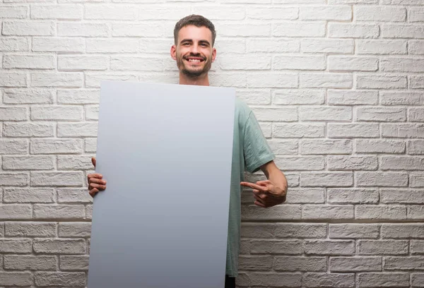 Hombre Adulto Joven Sobre Pared Ladrillo Sosteniendo Pancarta Muy Feliz — Foto de Stock