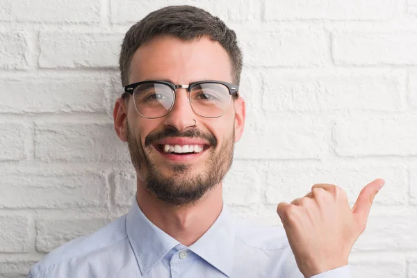 Junger Erwachsener Geschäftsmann Der Über Einer Weißen Ziegelwand Steht Und — Stockfoto