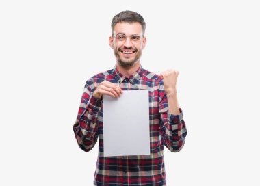 Gurur çığlık ve zafer ve başarı çok heyecanlı, duygu tezahürat kutluyor genç yenilikçi yetişkin adam holding boş kağıt sayfası