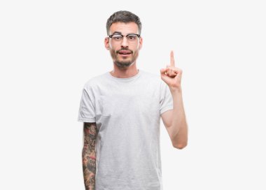 Genç yetişkin adam başarılı fikirle parmağı yukarıyı dövme. Çıktıktan ve mutlu. Bir numara.