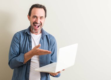 Komuta sizde dizüstü bilgisayar el ve parmak ile işaret çok mutlu kullanan