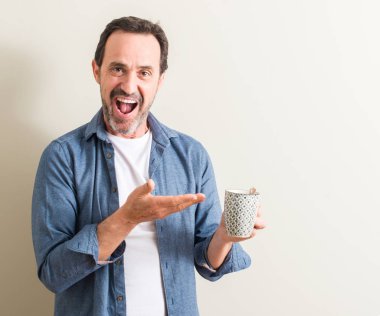 Komuta sizde el ve parmak ile işaret çok mutlu bir kupa kahve içme