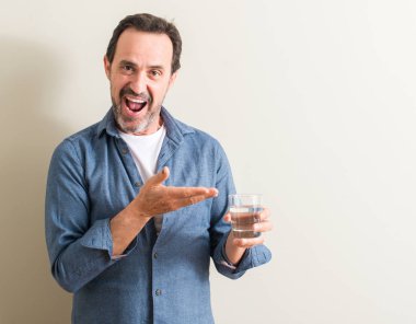 Komuta sizde içme suyu bir bardak el ve parmak ile işaret çok mutlu