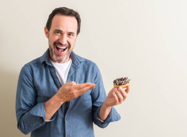 Komuta sizde çikolatalı çörek el ve parmak ile işaret çok mutlu yemek