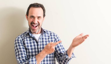 Komuta sizde el ve parmak ile işaret çok mutlu