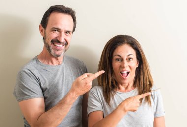 Orta yaş kaç, kadın ve erkek el ve parmak ile işaret çok mutlu