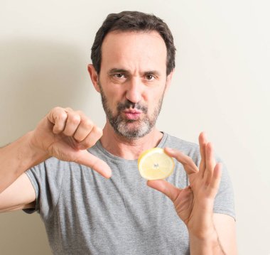 Komuta sizde kızgın yüzü, eksi işareti aşağı antipati başparmak ile gösterilen, ret kavramı ile limon meyve tutan