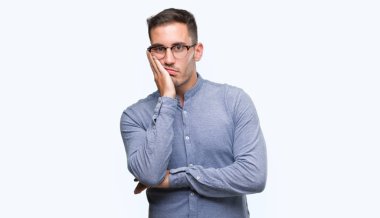 Zarif yakışıklı genç gözlük arıyorum düşünme yorgun ve sıkılmış çapraz silah depresyon sorunları ile.