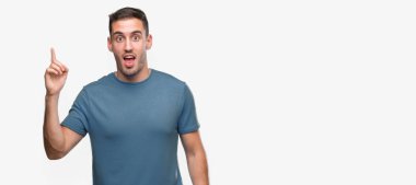 Başarılı fikirle parmak işaret rahat yakışıklı genç. Çıktıktan ve mutlu. Bir numara.