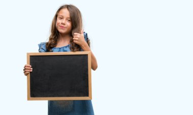 Ok işareti, başparmak ile parmak, mükemmel işareti yapıyor kocaman bir gülümseme ile yazı tahtası mutlu tutarak esmer Latin kız