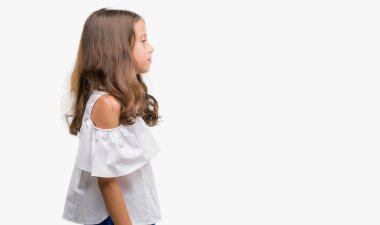 Esmer Latin kız tarafına, sakin ol kendine güvenen gülümseme ile doğal yüz pozuyla profili.