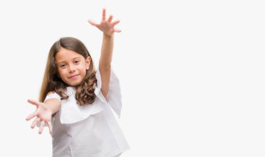 Esmer Latin kız sarılmak için kollarını açarak gülümseyen kamera bakıyor. Neşeli ifade kucaklayan mutluluk.