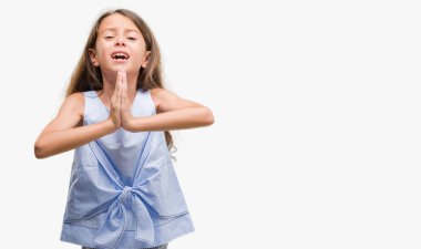 Esmer İspanyol kız yalvarıyor ve umut ifade yüzünde çok duygusal ve endişe ile birlikte elleriyle dua. Bağışlanmak. Din kavramı.