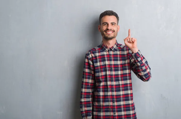 Giovane Uomo Adulto Piedi Sulla Parete Grigia Grunge Sorpreso Idea — Foto Stock