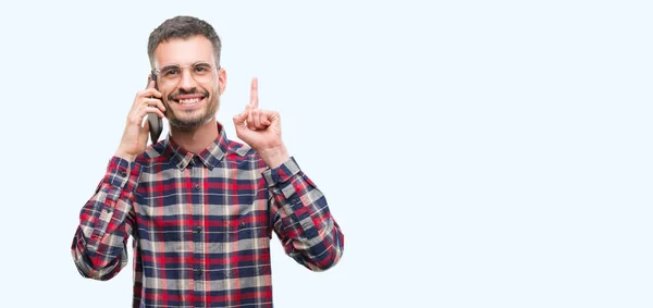 Unga Hipster Vuxen Man Pratar Telefon Överraskad Med Idé Eller — Stockfoto