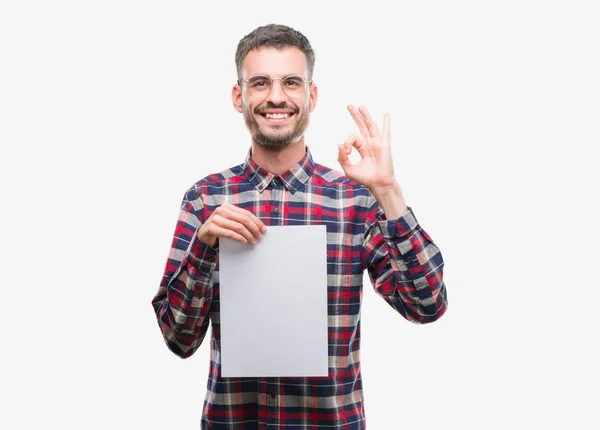 Homem Adulto Jovem Hipster Segurando Folha Papel Branco Fazendo Sinal — Fotografia de Stock