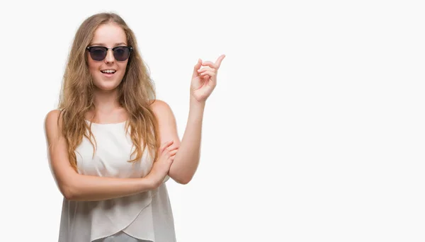 Mujer Rubia Joven Con Gafas Sol Con Una Gran Sonrisa — Foto de Stock