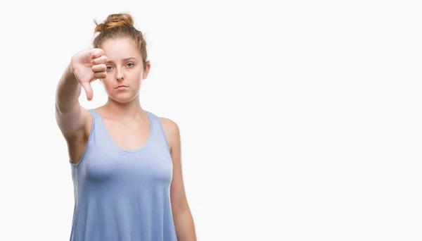 Mujer Rubia Joven Mirando Infeliz Enojado Mostrando Rechazo Negativo Con —  Fotos de Stock