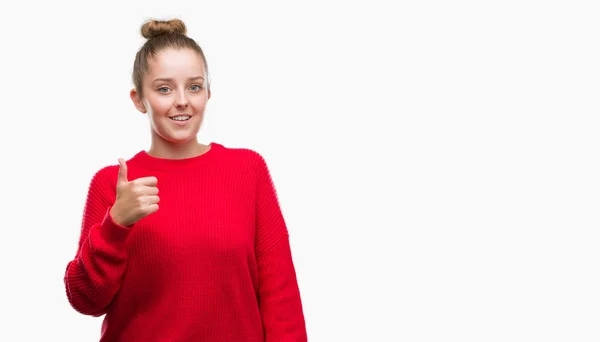 Junge Blonde Frau Mit Dutt Und Rotem Pullover Macht Glückliche — Stockfoto