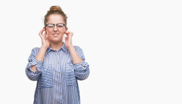 若い金髪のビジネス女性が大声で音楽の音の腹が立つ式の指を使って耳をカバーします 聴覚障害者の概念 — ストック写真