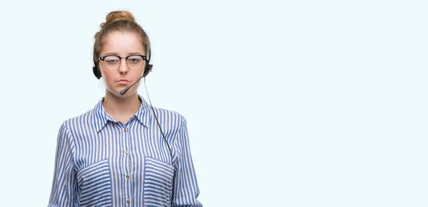 Jovem Loira Operador Call Center Mulher Com Uma Expressão Confiante — Fotografia de Stock
