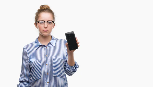 Jeune Femme Blonde Utilisant Smartphone Avec Une Expression Confiante Sur — Photo