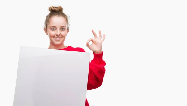 Junge Blonde Frau Mit Werbebanner Tut Zeichen Mit Fingern Ausgezeichnetes — Stockfoto