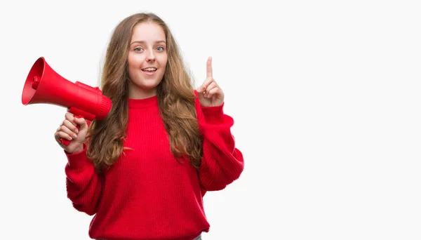 Молодая Блондинка Красным Мегафоном Удивлена Идеей Вопросом Указывая Пальцем Счастливым — стоковое фото