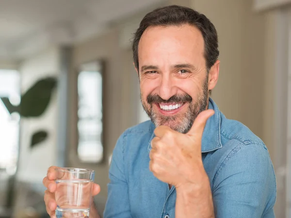 Man Van Middelbare Leeftijd Drinken Van Een Glas Water Blij — Stockfoto