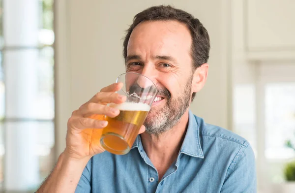 Μέση Ηλικία Άνθρωπος Που Πίνει Μπύρα Ένα Χαρούμενο Πρόσωπο Στέκονται — Φωτογραφία Αρχείου