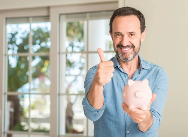 Μέση Ηλικία Άνθρωπος Εξοικονομήστε Χρήματα Στον Κουμπαρά Ευτυχισμένη Μεγάλο Χαμόγελο — Φωτογραφία Αρχείου