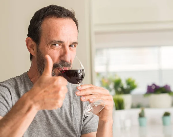 Mann Mittleren Alters Trinkt Ein Glas Wein Glücklich Mit Breitem — Stockfoto