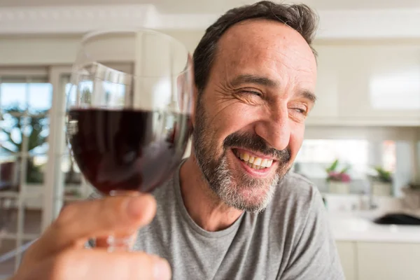 Uomo Mezza Età Che Beve Bicchiere Vino Con Viso Felice — Foto Stock