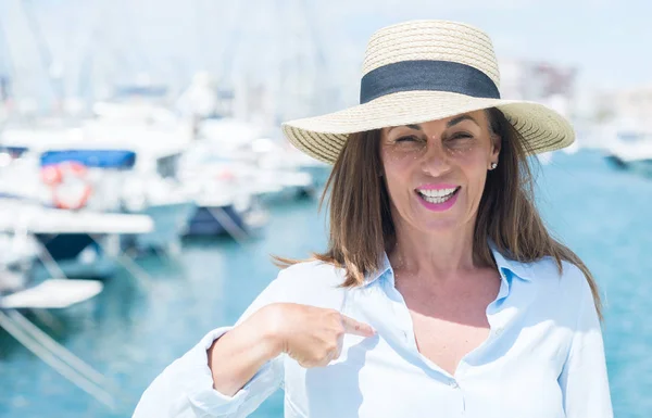 Schöne Frau Mittleren Alters Die Mit Dem Meer Hintergrund Steht — Stockfoto