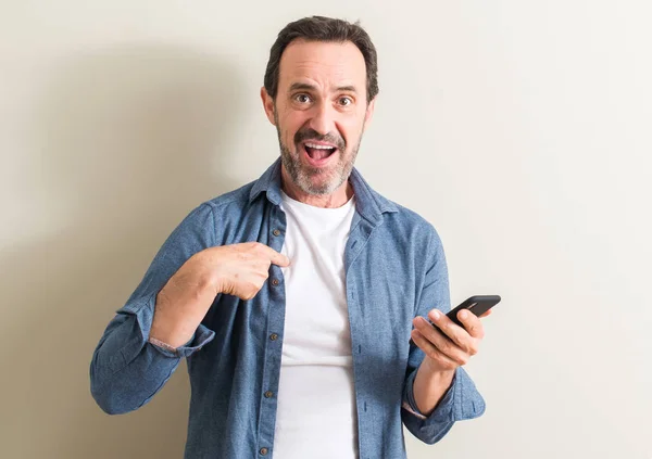 Ανώτερος Άνθρωπος Χρησιμοποιώντας Smartphone Τεντωμένο Έκπληξη Πρόσωπο Για Τον Εαυτό — Φωτογραφία Αρχείου