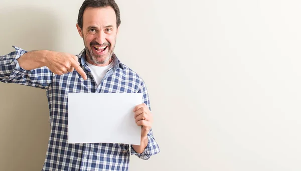 Homem Sênior Segurando Folha Papel Branco Muito Feliz Apontando Com — Fotografia de Stock