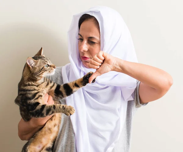 Arabische Frau Weißen Hijab Die Eine Katze Mit Wütendem Gesicht — Stockfoto