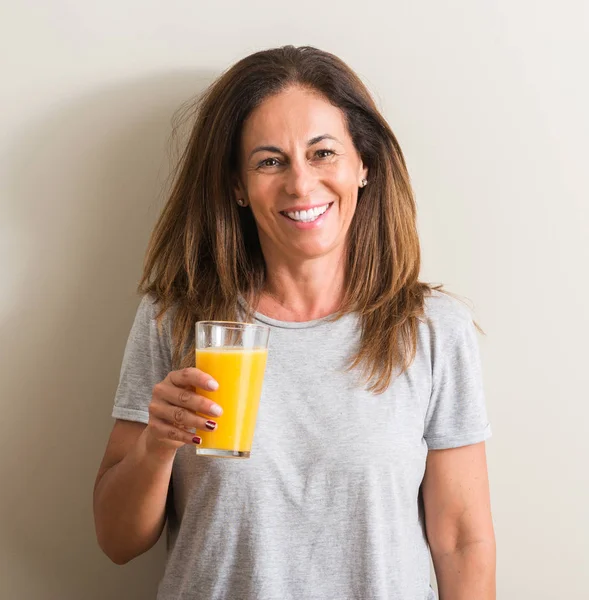 Frau Mittleren Alters Trinkt Orangensaft Einem Glas Mit Einem Glücklichen — Stockfoto