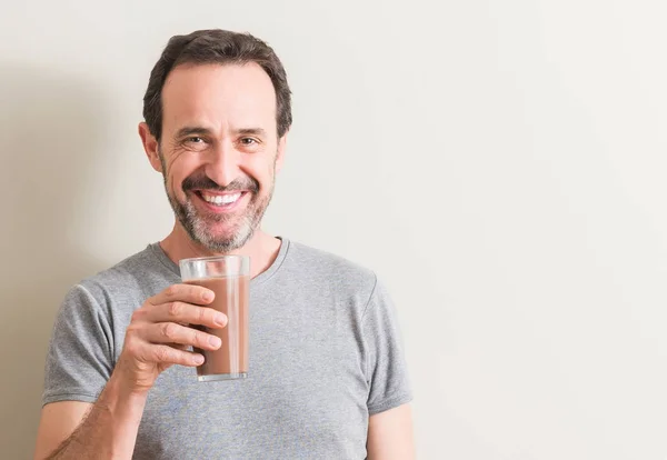 Homem Sênior Bebendo Batido Leite Chocolate Com Rosto Feliz Sorrindo — Fotografia de Stock