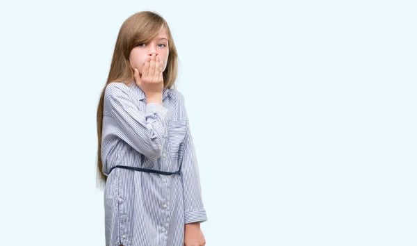 Jovem Criança Loira Vestindo Camisa Azul Cobrir Boca Com Mão — Fotografia de Stock