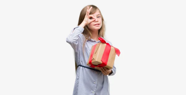 Joven Niño Rubio Sosteniendo Regalo Con Cara Feliz Sonriendo Haciendo —  Fotos de Stock