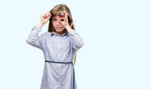 Giovane Bambino Bionda Indossa Camicia Blu Con Viso Felice Sorridente — Foto Stock