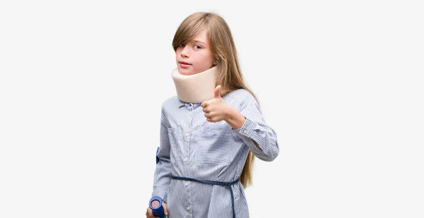 Νεαρό Ξανθιά Παιδί Τραυματίστηκε Φοράει Κολάρο Στο Λαιμό Και Πατερίτσες — Φωτογραφία Αρχείου