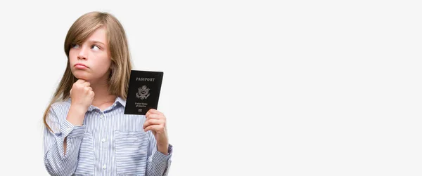 Jovem Loira Criança Segurando Passaporte Americano Rosto Sério Pensando Questão — Fotografia de Stock